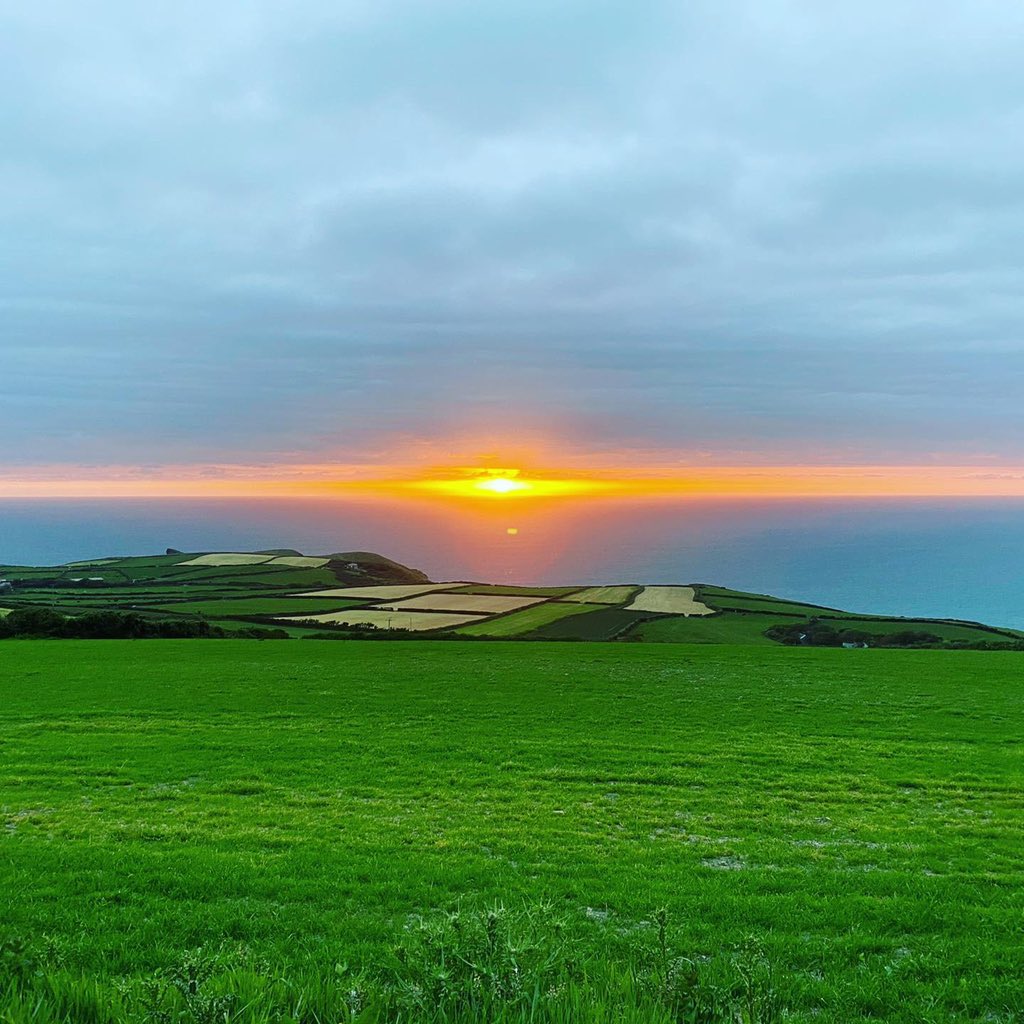 stevefjames1's tweet photo. Watching the sunset over the mighty Atlantic Ocean from my cousins farm in north Cornwall @stevefjames1 @1TallulahJames #glorioussunset https://t.co/hNWo9LKKKD