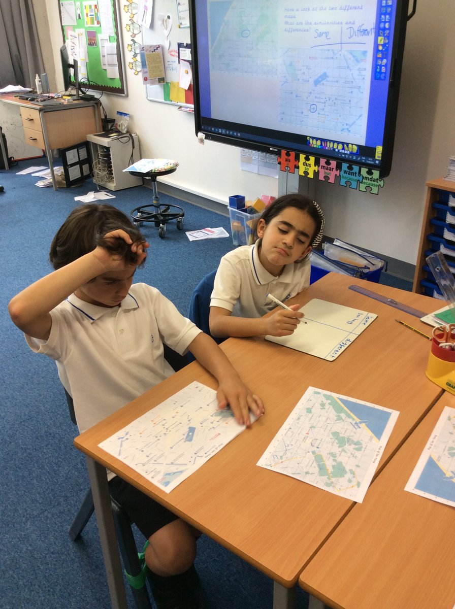 BSNJSV's tweet image. #JSVY3 looking in detail at maps of Den Haag. What features can we find and describe?