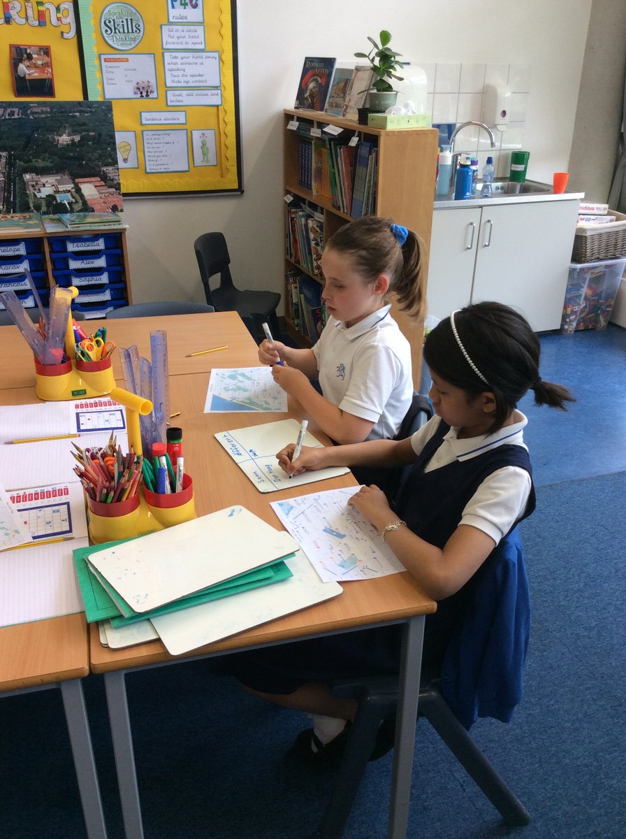 BSNJSV's tweet image. #JSVY3 looking in detail at maps of Den Haag. What features can we find and describe?