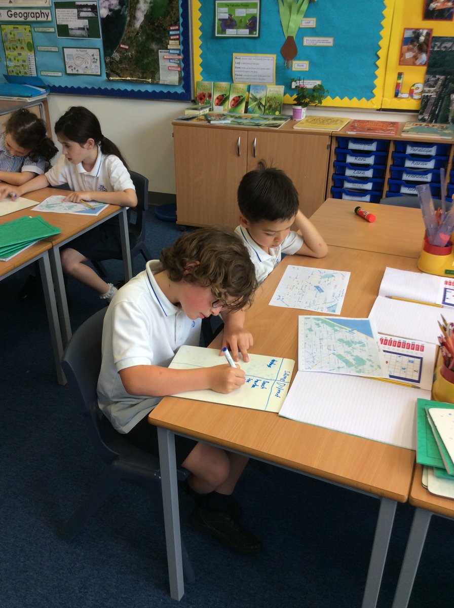 BSNJSV's tweet image. #JSVY3 looking in detail at maps of Den Haag. What features can we find and describe?