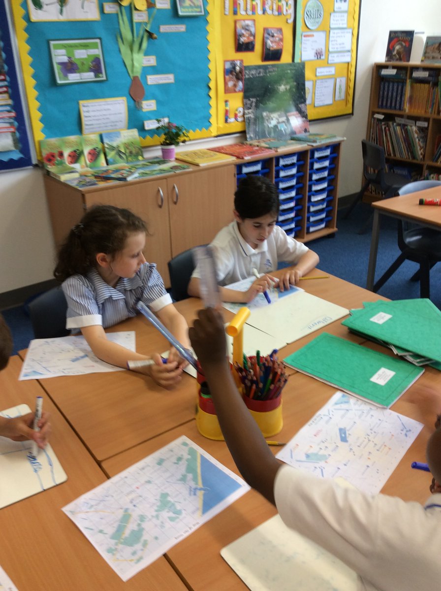 BSNJSV's tweet image. #JSVY3 looking in detail at maps of Den Haag. What features can we find and describe?