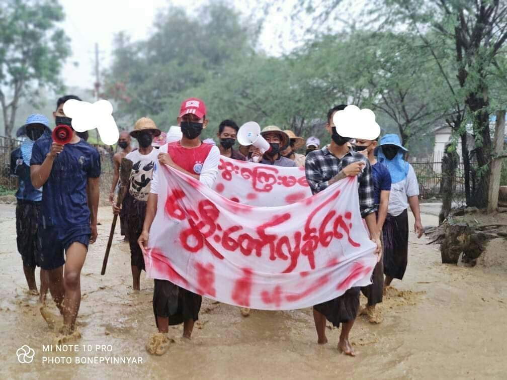 Daniel78037553's tweet photo. Evening Strike against Military Regime by residents from #Natmauk,#Magway Region. 
#WhatsHappeningInMyanmar 
#June17Coup https://t.co/MttsWsH0Ia