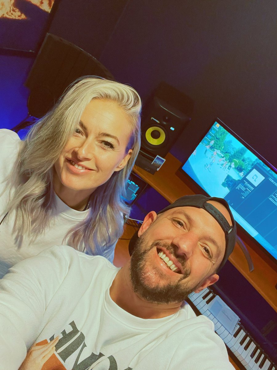 Been writing music ✍️ with <a href="/Krystalroxx/">Krystal Roxx</a> 🎹🔊
.
.
.
.
.
#krystalroxx #dj #djproducer #musicstudio #musicproducer #logicxpro #abelton #fruityloops #housemusic #dancemusic #songwriter #artist #ultramusic