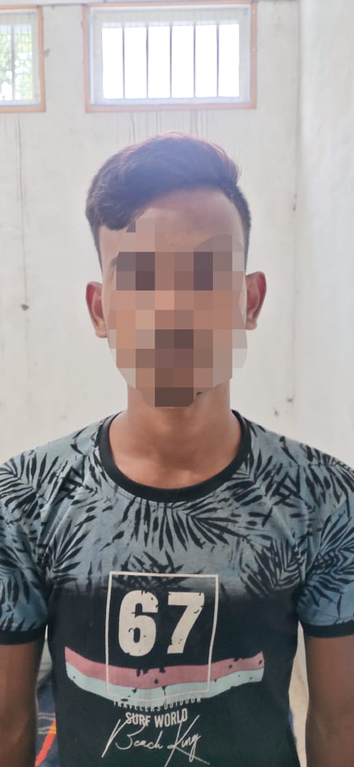 spbankura's tweet photo. আজকে ভোরবেলা কোতুলপুর থানাতে খবর আসে গোপীনাথপুর গ্রাম পঞ্চায়েতের চোরকলা বাজারে কিছু দুষ্কৃতী শশাঙ্ক রায়ের একটি মুদি দোকানের জানালা ভেঙে কিছু টাকা ও জিনিষ পত্র নিয়ে চম্পট দিয়েছে। অতি তৎপরতার সঙ্গে ওসি কোতুলপুর নিকটবর্তী থানাতে খবর দেয়...(1/4) https://t.co/kc6a7Bv3zQ