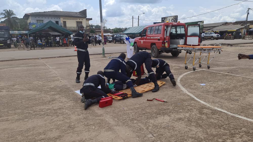 ongraidhci's tweet photo. Le mercredi 15 juin à #ABOISSO le #raidh a organisé dans le cadre du projet #ppm #kas/#raidh une journée porte ouverte avec la @GendarmerieRci , @PoliceNtleCi et #ONPC , le RAIDH voudrait informer la population d'Aboisso que c'était une simulation de la gendarmerie et de l'ONPC https://t.co/KFF6AD85e2