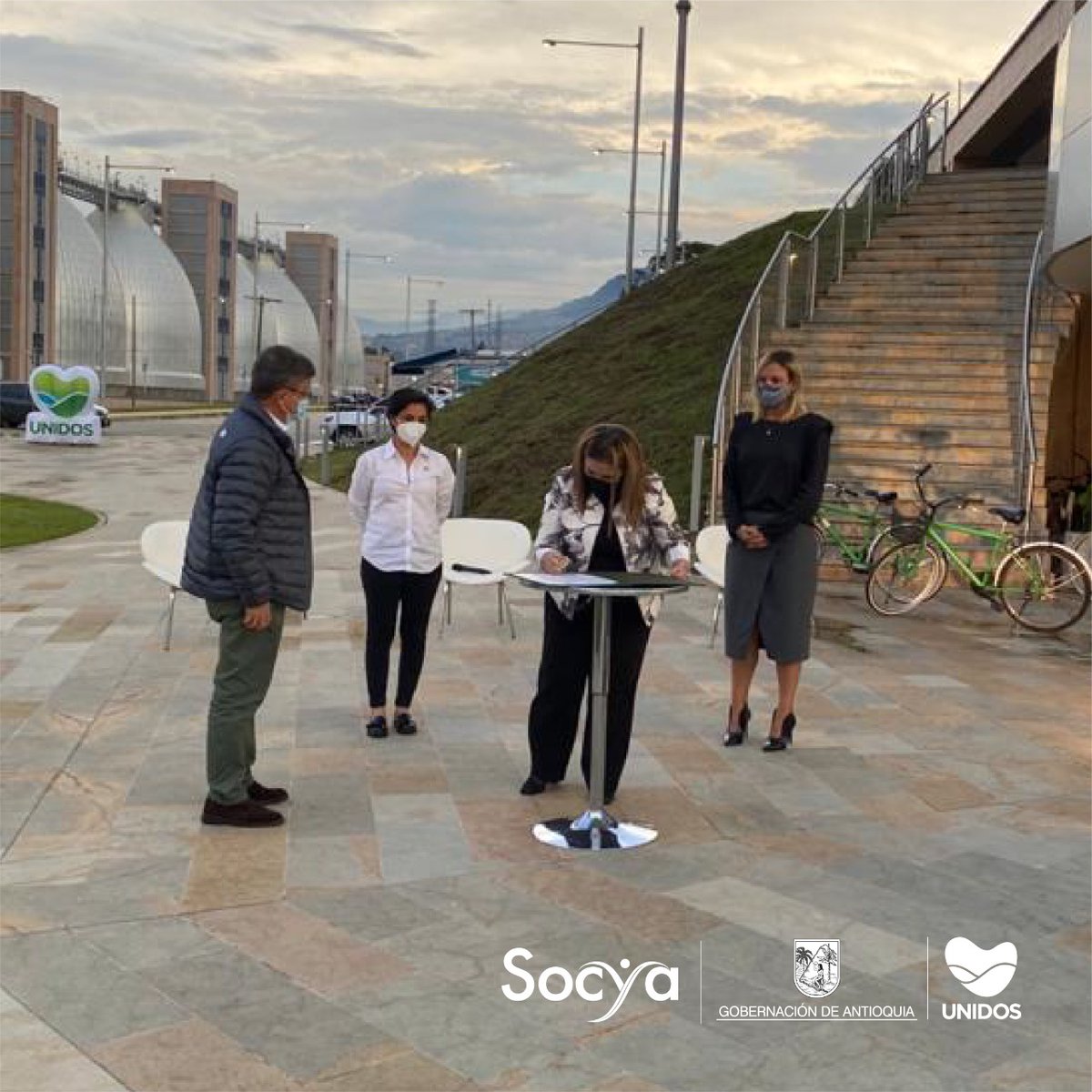 SomosSocya's tweet photo. ¡En #Socya tenemos buenas noticias!
El domingo pasado firmamos el convenio de Economía Circular con @gobantioquia, un reto importante para ambas instituciones. Con el objetivo de unir esfuerzos para la formulación de un modelo de gestión integral de residuos. #EconomíaCircular https://t.co/RX7915Mk17