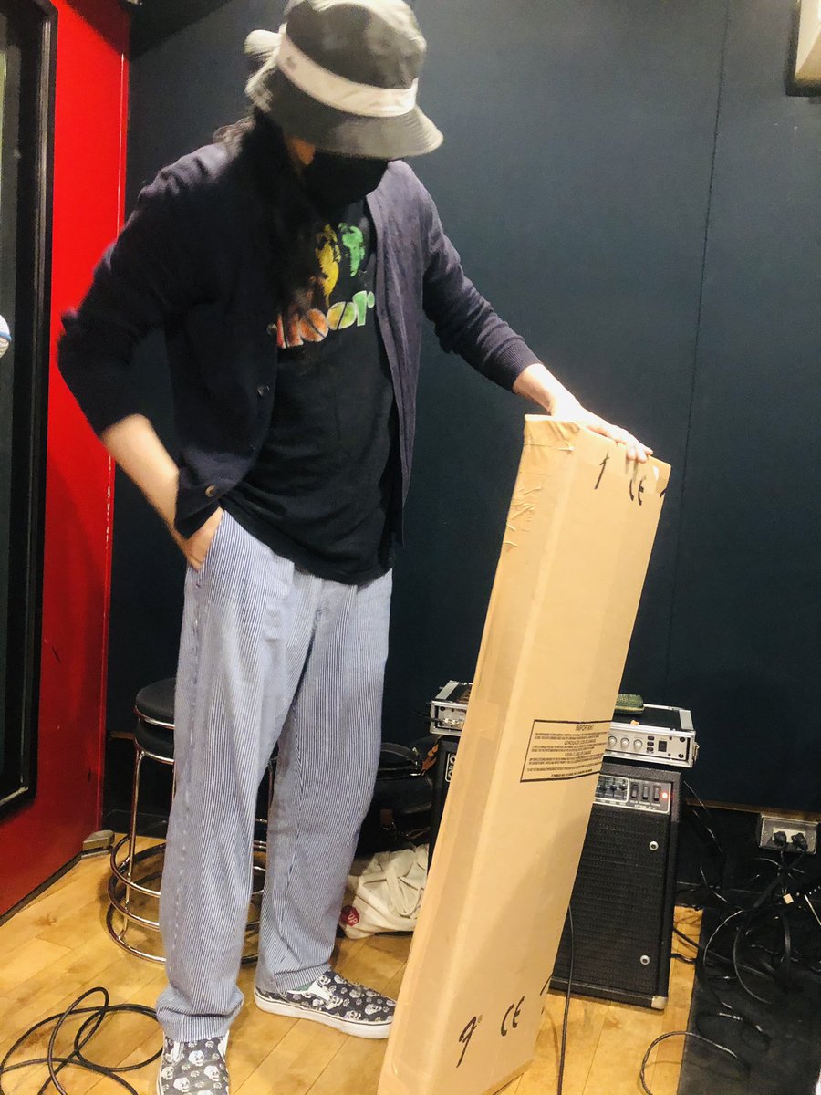 stroborights's tweet photo. CittY、明後日のライブに向けてゲネ☺︎
未開封のニューギターを箱のままスタジオに持ってきたロン毛、ライブでお披露目できるかどうか、、？

6/19(土)東新宿 真昼の月夜の太陽
「ハッスルツアー Vol.125」
共演：小野雄大 、シャー クニャークス 、ぼんち 、サルパラダイス
https://t.co/4m4tz0s44I https://t.co/aMFxDo5ZvH