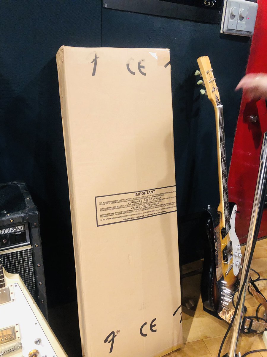 stroborights's tweet photo. CittY、明後日のライブに向けてゲネ☺︎
未開封のニューギターを箱のままスタジオに持ってきたロン毛、ライブでお披露目できるかどうか、、？

6/19(土)東新宿 真昼の月夜の太陽
「ハッスルツアー Vol.125」
共演：小野雄大 、シャー クニャークス 、ぼんち 、サルパラダイス
https://t.co/4m4tz0s44I https://t.co/aMFxDo5ZvH