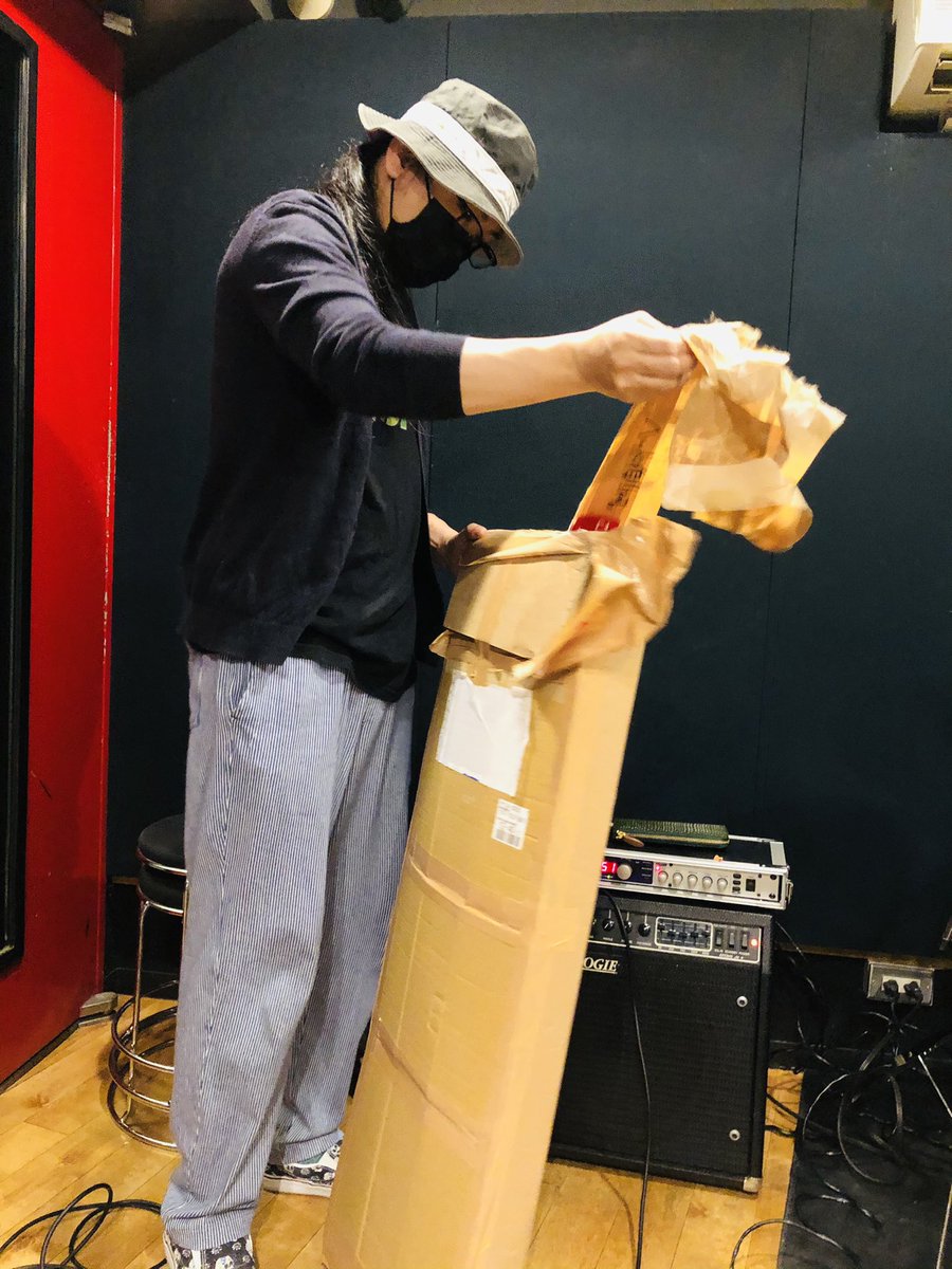 stroborights's tweet photo. CittY、明後日のライブに向けてゲネ☺︎
未開封のニューギターを箱のままスタジオに持ってきたロン毛、ライブでお披露目できるかどうか、、？

6/19(土)東新宿 真昼の月夜の太陽
「ハッスルツアー Vol.125」
共演：小野雄大 、シャー クニャークス 、ぼんち 、サルパラダイス
https://t.co/4m4tz0s44I https://t.co/aMFxDo5ZvH