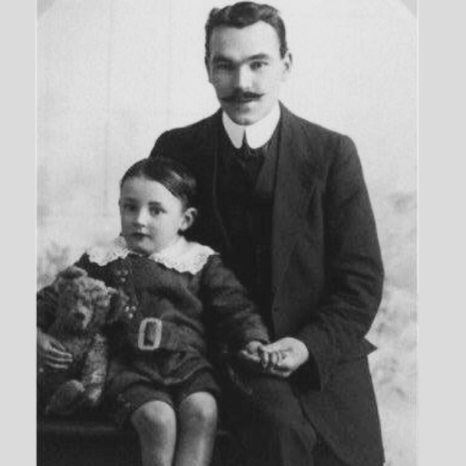 Good Dadhood has a Special Edition in the run-up to Father’s Day (20 June) – 7 poems from Sarah J Bryson, Suzanne Iuppa <a href="/wildernesspoet/">Suzanne Iuppa</a> &amp; Val Ormrod <a href="/Ladybear6/">Val Ormrod</a> 
gooddadhood.com/special-editio…
And look out on Sunday for a fanfare for Father’s Day, with poems by Angi Holden <a href="/josephsyard/">Angi Holden</a>