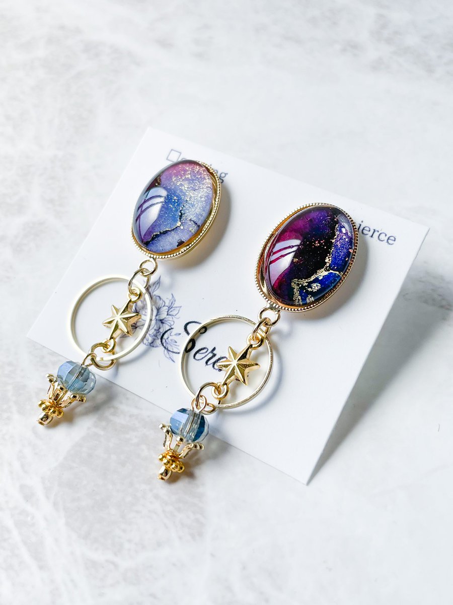 かがり 原神 イメージアクセサリー モナ 赤 青 紫などで製作したグラデーションパーツに 元素スキルや衣装の装飾をイメージしたパーツを合わせました 後日boothにて販売予定です 原神手芸部