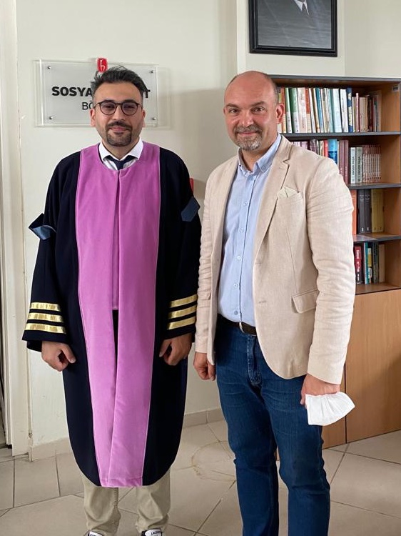 Ülkemiz sosyal hizmetler akademisi bir bilim insanı daha kazandı!
Onuncu doktora tez öğrencim Dr Harun Aslan, binden çok anketle birçok STK ve 60 mülakat verisi içeren çalışmasında, Türkiye'de çocuk refahına gönüllü katılımların etkilerini inceledi ve bir model önerisi tasarladı.