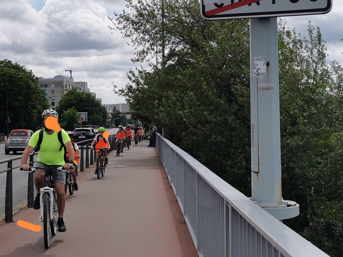 etangavelo's tweet photo. Quand tu es 😀 car ce matin tu as croisé les enfants de l'ecole Jules Ferry de Nanterre heureux de se déplacer en ville à vélo. #SRAV #generationvelo #Yeswebike https://t.co/gWqUwz4pCM