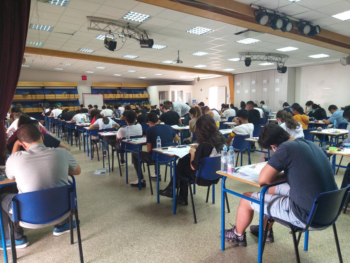 Lycee_Descartes's tweet photo. [👉#DescartesEnDirect] Après les terminales et l'épreuve de #philosophie ce matin, c'est au tour des élèves de #première de Descartes, mais pas seulement, de passer l'épreuve anticipée de #français. Tous nos vœux de réussite ! @aefeinfo https://t.co/KOxUXBOZJT