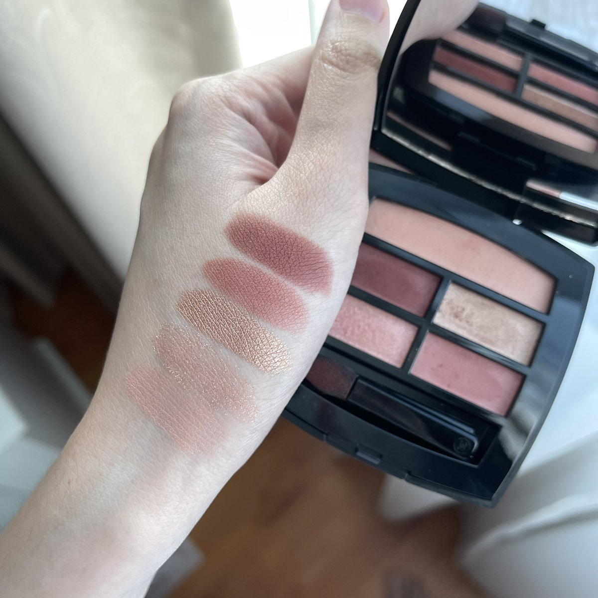 kkhwan's tweet photo. สวยมาก เปนลม พาเลทสีใหม่จาก Chanel Les beiges สี Tender ราคา 2,800 บาท สีนุ่ม ชัดกว่าเดิมน้า ไม่เหมือนสีก่อนหน้าแล้ว https://t.co/ViKJ9lVGLO