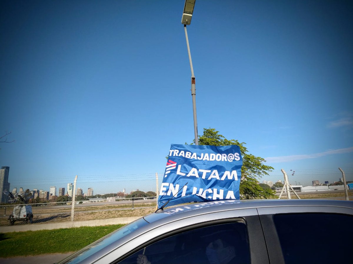 Cele_Fierro's tweet photo. LATAM dejó a miles de familias en la calle pero con total impunidad sigue volando y operando en nuestro país.  

Las y los trabajadores despedidos de LATAM siguen en una pelea histórica por su continuidad laboral. https://t.co/4b4dZgykdv