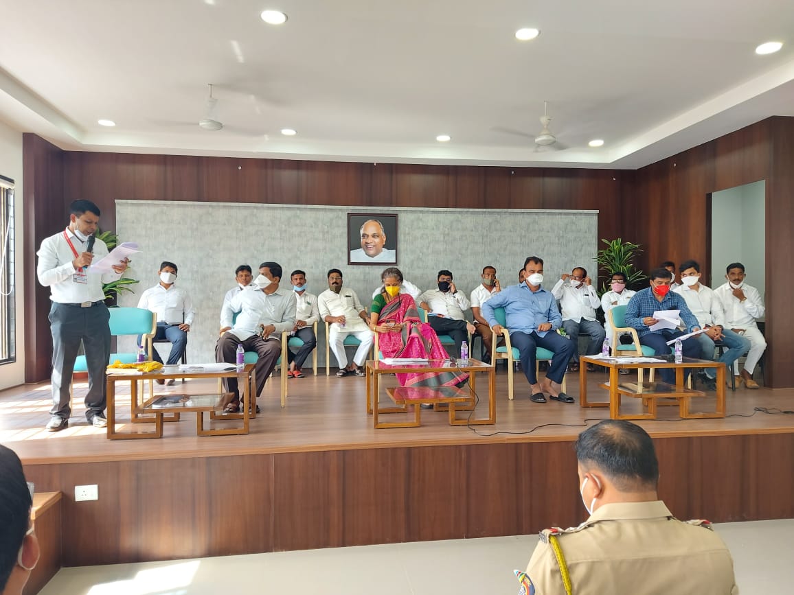 bharanemamaNCP's tweet photo. इंदापूर तालुक्यातील कोरोना परिस्थिती बाबत आज खा. सौ. सुप्रियाताई सुळे यांच्या अध्यक्षतेखाली आढावा बैठक पार पडली. यावेळी तालुक्यातील कोरोनाची सद्यस्थिती, उपलब्ध सुविधा, लसीकरण, तिसऱ्या लाटेची पूर्वतयारी यावर सविस्तरपणे चर्चा झाली.
@supriya_sule @NCPspeaks https://t.co/YQSpYAVJcJ