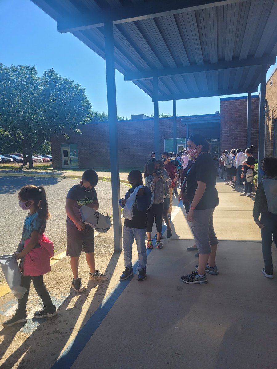 Shanda_Lauri's tweet photo. 👀who popped in @WingateES_NC SLC. Ss ❤ choosing books from #UCPSBookBus @AGHoulihan @educatingall @Renee_McKinnon1 @AngelaFoster71 @UCPSNC @SusanRodgersS4 https://t.co/b2iNL8qrdf