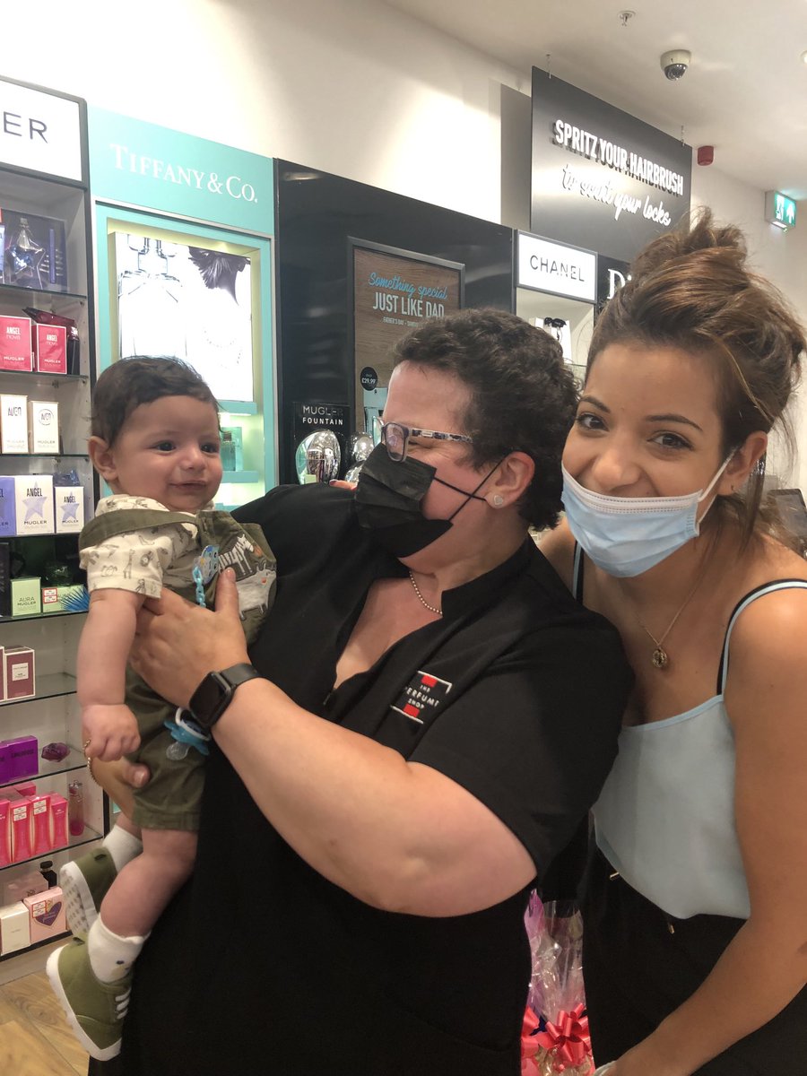 Look who came to visit, got a lovely cuddle 🥰 made my day 💙⁦ so lovely to see you ❤️⁦⁩ ⁦⁦<a href="/TashaLytra/">Tasha</a>⁩ ⁦<a href="/gillgsmith/">Gill Smith</a>⁩ ⁦<a href="/SbishopSharon/">Sharon Bishop</a>⁩ ⁦<a href="/TPSPeople/">The Perfume People</a>⁩