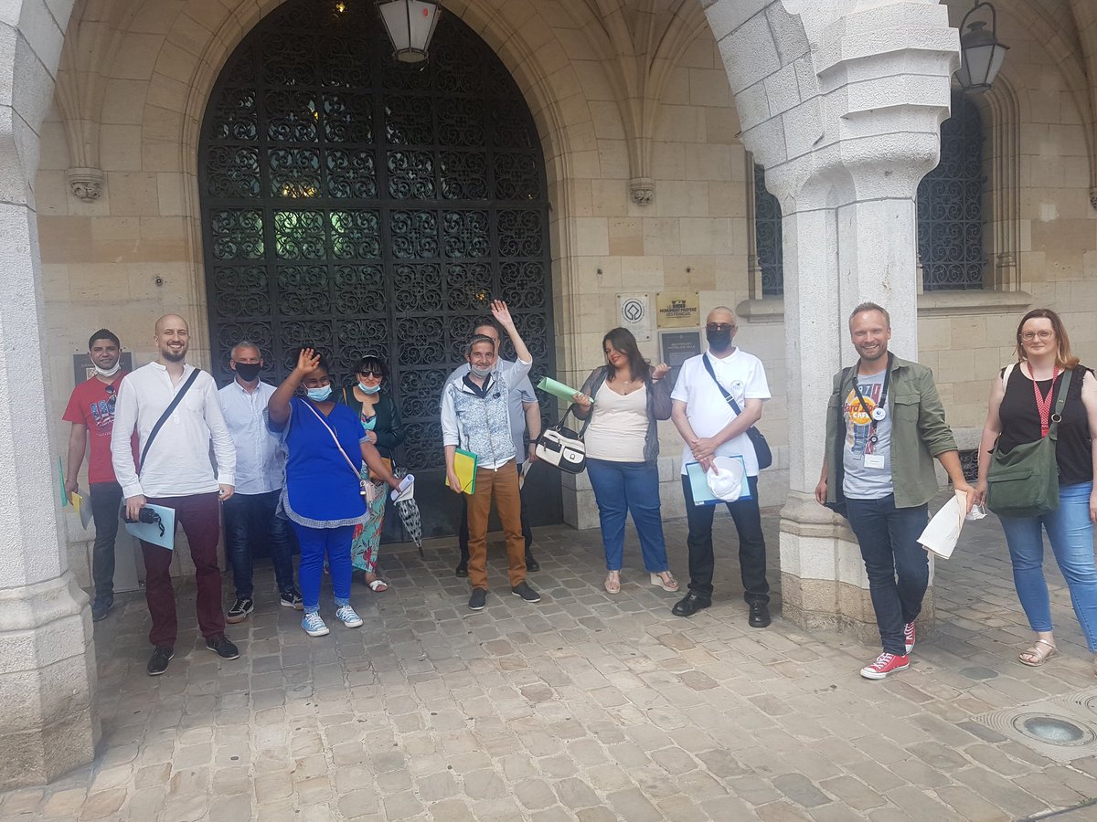 #terrassetour sur les places d Arras, avec 12 chercheurs d emploi résidants en QPV et 5 restaurants partenaires: des reprises d emploi en perspective !!!
@poleemploi_HDF 
<a href="/JlucDerambure/">Jean Luc DERAMBURE</a> 
<a href="/DARRAS62144/">Christophe DARRAS</a> 
<a href="/LZidouri/">⚪LeilaZidouri</a> 
<a href="/CarnelChristine/">Christine Carnel</a> 
<a href="/JeromeVagniez/">Vagniez Jérome</a>