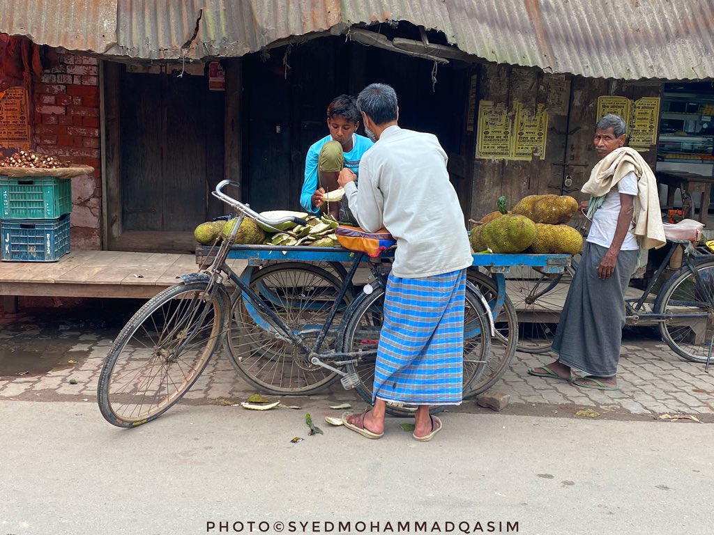 EvolveLeadLove's tweet photo. The Village #JackfruitSeller
In a village market No 1 was wearing #Masks I asked why? “here No1 suffered from #Corona” .This sounds silky.V at #EvolveFoundation are working in #Villages to inspire people to #WearMasks &observe #COVIDAppropriateBehaviour
#streetphotography . https://t.co/6mQFz7ME0L