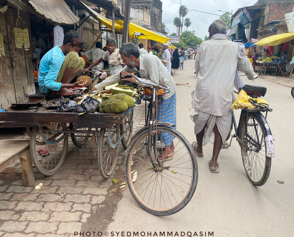 EvolveLeadLove's tweet photo. The Village #JackfruitSeller
In a village market No 1 was wearing #Masks I asked why? “here No1 suffered from #Corona” .This sounds silky.V at #EvolveFoundation are working in #Villages to inspire people to #WearMasks &observe #COVIDAppropriateBehaviour
#streetphotography . https://t.co/6mQFz7ME0L