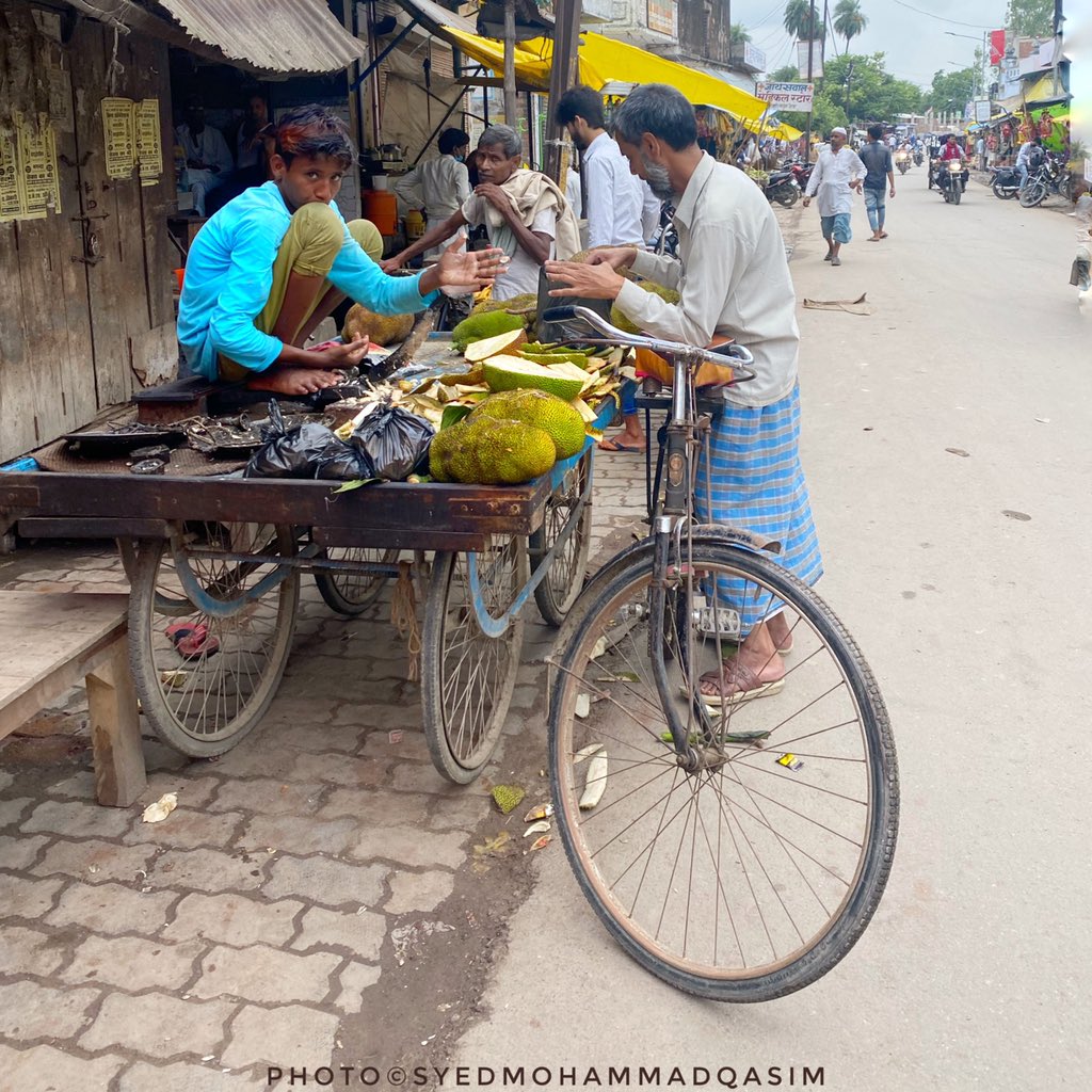 EvolveLeadLove's tweet photo. The Village #JackfruitSeller
In a village market No 1 was wearing #Masks I asked why? “here No1 suffered from #Corona” .This sounds silky.V at #EvolveFoundation are working in #Villages to inspire people to #WearMasks &observe #COVIDAppropriateBehaviour
#streetphotography . https://t.co/6mQFz7ME0L