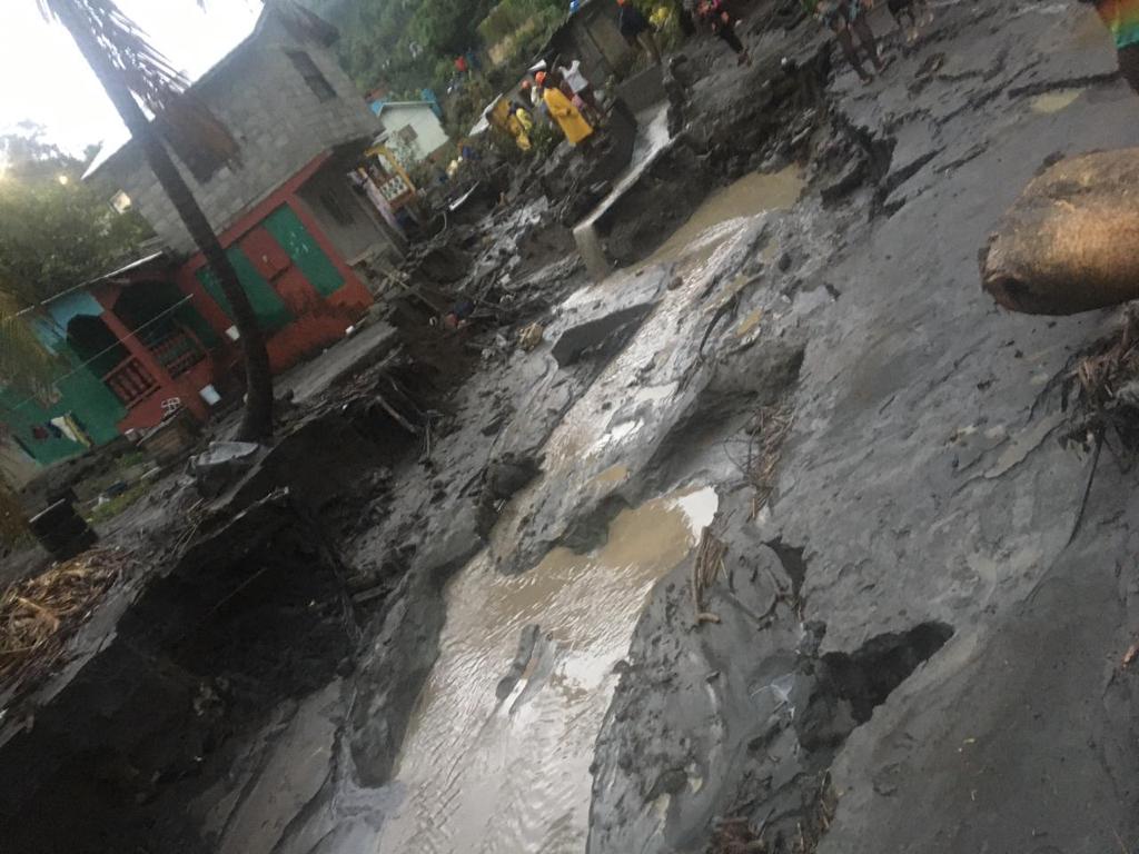 Rachel_Jayne1's tweet photo. Incase anyone was wondering..
We still need your help!
Rose Bank on the Leeward side of the island this morning after heavy rain..
#prayforsvg 😥🇻🇨 https://t.co/kwEkqIsZWp