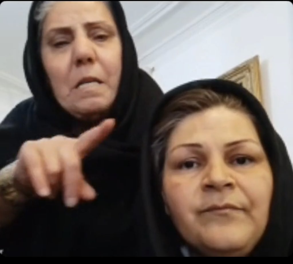 این سخنان ۷ تن از خانواده‌های کشته شدگان آبان ارزشمندتر از  مناظره ۷ دزد و دروغگو در صداوسیما؛ مادرانی که میگویند ما کابوس حکومت هستیم.
 صبح با تلفن مادران بیدار شدم که تصمیم گرفتند متحد گفتگو کنند 
instagram.com/tv/CQOMayTD-5t…

#No2IR
#IraniansBoycottElections
