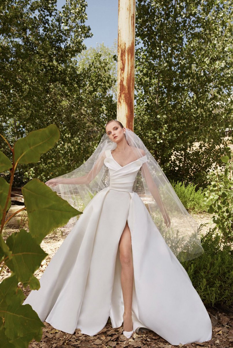 gita_mathew's tweet photo. This is for all the young ladies out there! Elie Saab has always embodied through his creations romantic femininity and continues to do so in a new bridal collection for 2021.
#FaveDesigner❤️
#JuneBrides
@senalidesilva
@pavanaynay
@maashimellows
@Minaleemad https://t.co/UJm7X22NMG