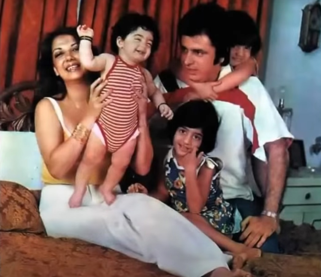 BraveheartMart1's tweet photo. @FarahKhanAli Just check the naughty girls of early 70's.Never knew one of them would become a childhood friend But,lost her again.The old time world has changed .'Gar firdaus bar-rue zamin ast, hami asto, hamin asto, hamin ast'.May Allah bless Abbas Uncle,Zarine Auntie and all. https://t.co/al8GMJjIvr