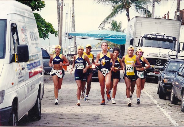 RunnerWO's tweet photo. 2001 #TBT Equipe Pão de Açúcar Club no revezamento de 105 km Terra e Mar Corpore, Ilha Bela.
Viva a vida plenamente, enquanto você está aqui. Experimente tudo. Divirta-se!
#atletismo #revezamento #corpore #desafio #running #coaching https://t.co/Bmv5KnSzYW