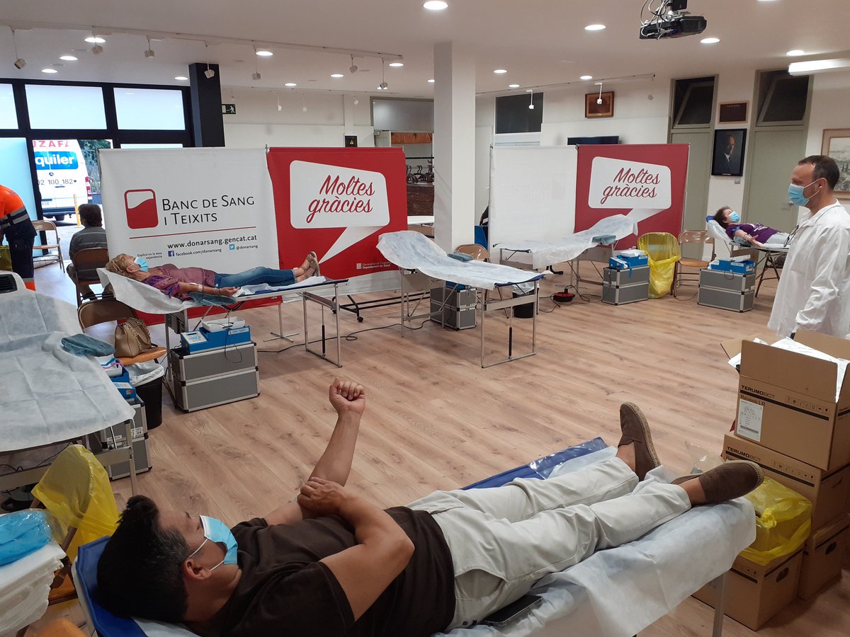 GalCortel's tweet photo. Avui nova campanya @donarsang a #Centreexcursionista #castellarvalles i amb noves instal'lacions!!
Gracies @ignasicastellar per la teva visita donantsang
I sempre amb l'ajut dels voluntaris de @CreuRojaCAT
Gracies donants!!! https://t.co/bDzpb0wfVm