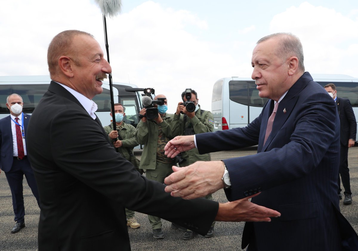 Azerbaycan ile Türkiye arasında yapılan anlaşma ile, iki ülkeden birine yapılan her hangi bir saldırı ikinci bir ülkeye yapılmış gibi sayılacak.
Tek millet iki devlet.
#EvladıOsmanlıGeliyor