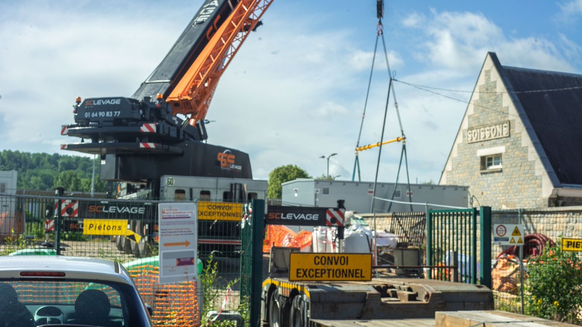 v_blivettribet's tweet photo. @infrapolepn Mise en place du Shelter Signalisation gare de #Soissons. étape 1 ✅dans la modernisation des systèmes de télétransmission entre Vauxaillon et Soissons 🎯intégrer le local avec l'environnement 🏡 Prochaine étape câblage &amp; raccordement 👏aux équipes @SNCFReseau @RERB https://t.co/yo7fW4T9Fl