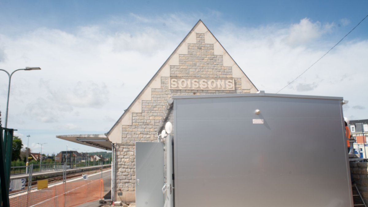 <a href="/infrapolepn/">Infrapôle Paris Nord</a> Mise en place du Shelter Signalisation gare de #Soissons. étape 1 ✅dans la modernisation des systèmes de télétransmission entre Vauxaillon et Soissons 🎯intégrer le local avec l'environnement 🏡 Prochaine étape câblage &amp; raccordement 👏aux équipes <a href="/SNCFReseau/">SNCF Réseau</a> <a href="/RERB/">RER B</a>