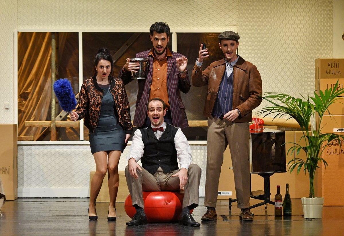 Teatre_Romea's tweet photo. 🎙️“De les cinc farses venecianes, #LaScalaDiSeta és més divertida de totes. La meva posada en escena planteja l’òpera com una sitcom a l’estil de Friends o The Big Band Theory, posant en relleu la comicitat de les situacions” Anna Ponces. T'esperem!🎉
👉https://t.co/mFlKn3n6qG https://t.co/JpjHgPVv7J