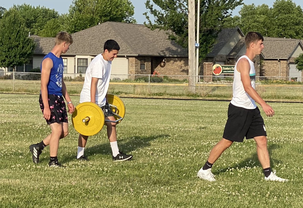 NewmanFootball1's tweet photo. Our beach 🏖 🏝 🏊🏻‍♂️🌅 grinder was a success! Great job gentlemen! Way to mentally and physically tough. #RollOn https://t.co/QZcWpIGF9h