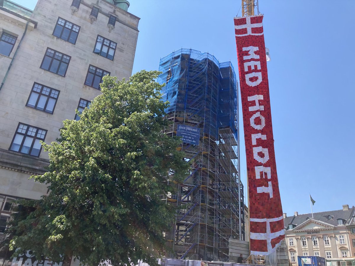 „Med Holdet“ (Mit dem Team): Dänische Fans hängen vor dem EM-Spiel gegen Belgien ein meterhohes Banner im Zentrum von Kopenhagen auf. #dpareporter #EURO2020 #DENBEL #Eriksen10
