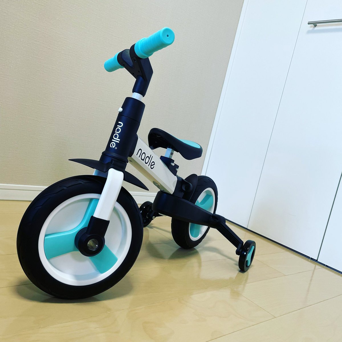 sakamoo's tweet photo. 一歳の誕生日にキッズバイクを買いました。
いろんなキッズバイクを見たんですが、どれも変形式の3in1とかで見た目おしゃれで機能も充実しててすごいです。ペダル取り外しできるとかほんと驚きです。
公園で元気に乗り回す日が待ち遠しいですw
#1歳誕生日 #キッズバイク #nadle #プレゼント https://t.co/JznHR2Wg26