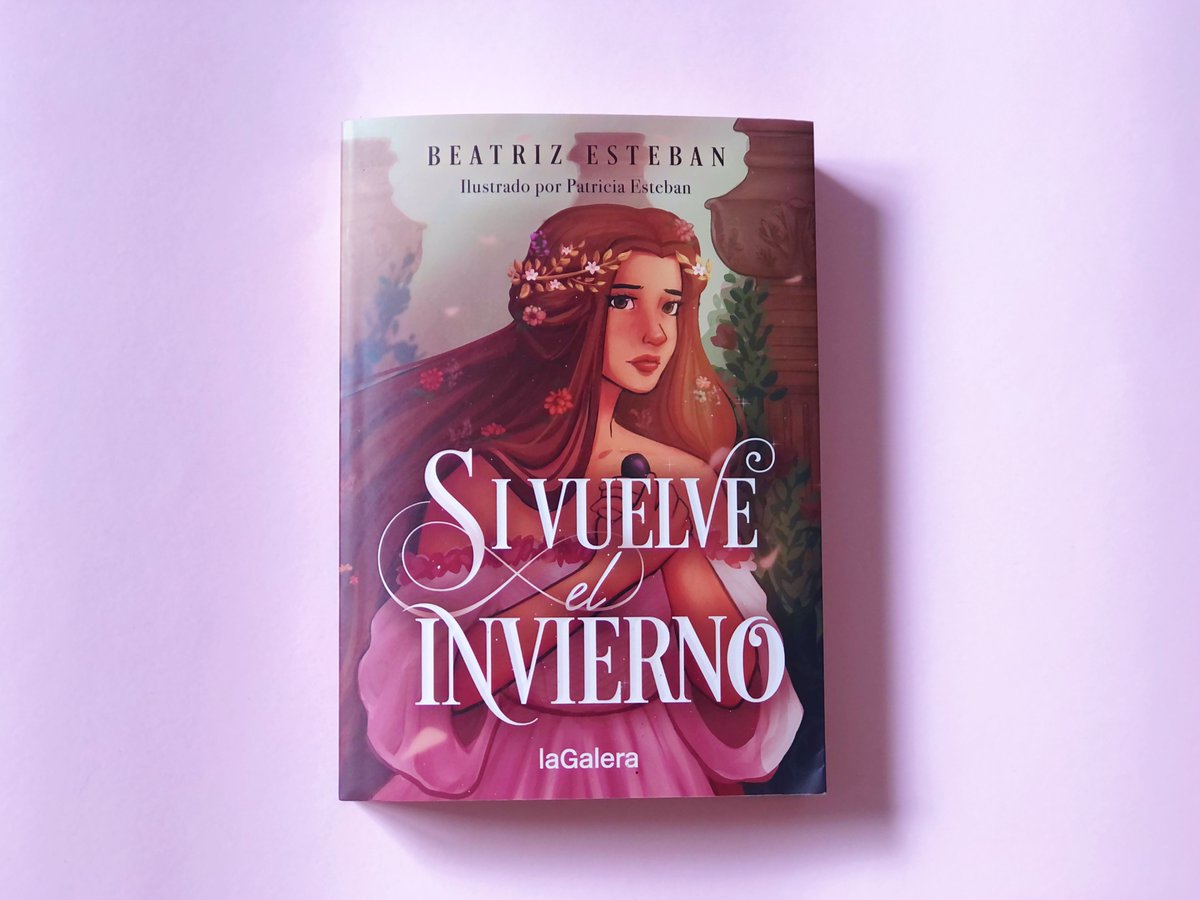 ElasticBooks's tweet photo. 🌺NOVEDAD🌺

¡#SiVuelveElInvierno ya está en librerías! La nueva novela de @BeatrizEsteban_ es un fantasy con toques mitológicos sobre dos hermanas, un don que pesa como una maldición, y un dios solitario. 

🎨Con preciosas ilustraciones de @blackiat_. https://t.co/5TshgN6oPG