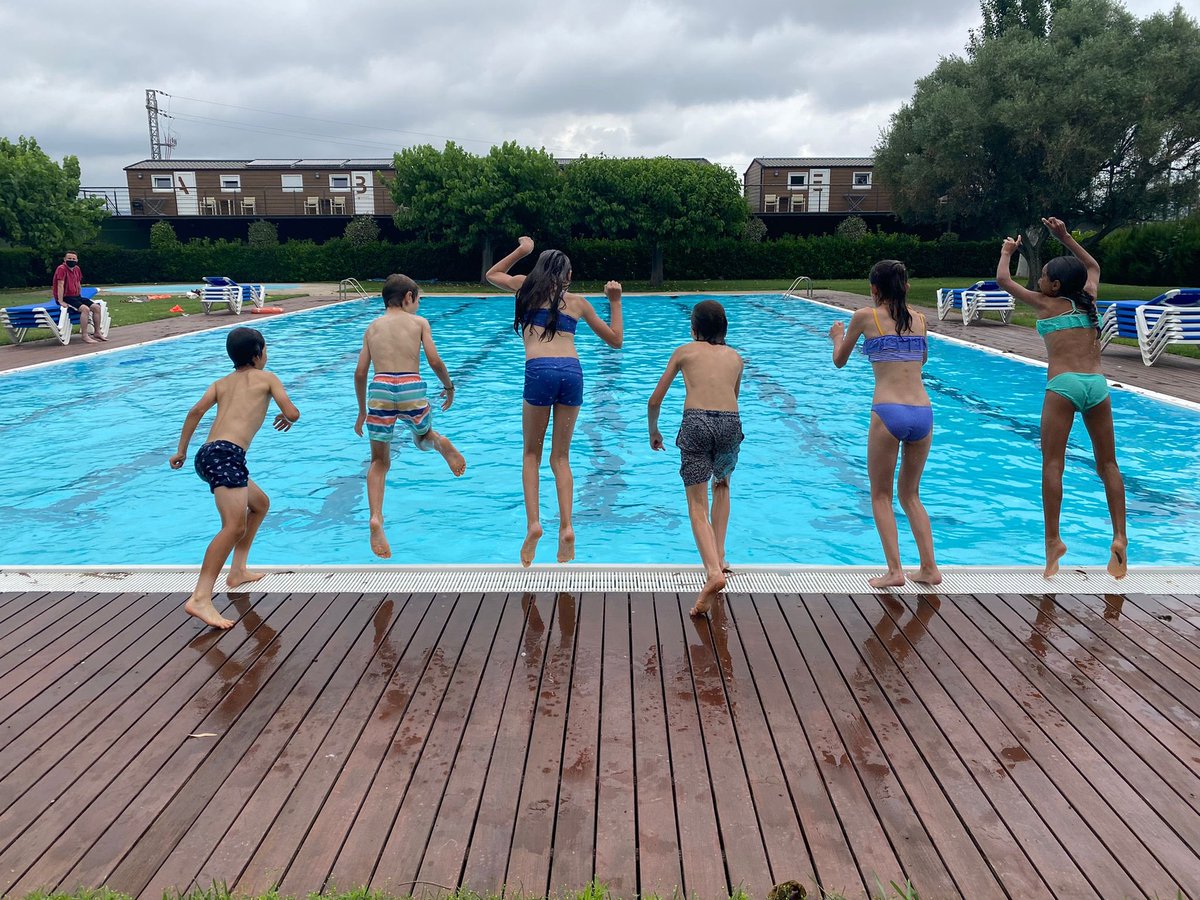 ES_School_Bcn's tweet image. Middle school and elementary school students enjoyed their final moments of the year relaxing by the water with their friends. 

Congratulations on a year well done everyone! 

#esinternationalschool #middleschool #elementaryschool  #friendship #lastdayofschool #beachday