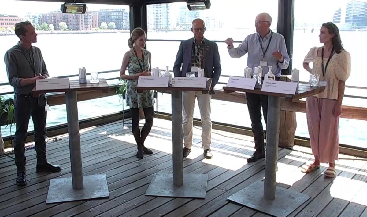 At kigge med på en skærm i ny og næ er nu ikke det samme som at være på klippeøen.
Allerede nu har #FM21 dog leveret en masse gode budskaber.
Tydeligt at det grønne (heldigvis) stadig optager #uddpol #dkforsk #dkbiz &amp; #dkpol. Lover godt for de næste dage.

Godt folkemøde til alle