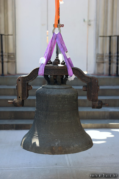 evgrieve's tweet photo. Yesterday, workers removed the circa-1700s New York Liberty Bell from the belfry of the fire-damaged @middlechurch on 2nd Avenue to transport it to @NYHistory, where it will be part of an exhibit on the resiliency of NYC. @Joy_of_photos documented the meticulous move. https://t.co/FA3Jz4ETaN