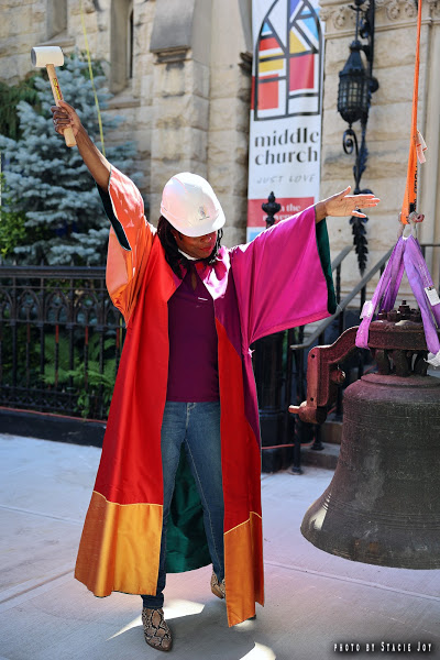 evgrieve's tweet photo. Yesterday, workers removed the circa-1700s New York Liberty Bell from the belfry of the fire-damaged @middlechurch on 2nd Avenue to transport it to @NYHistory, where it will be part of an exhibit on the resiliency of NYC. @Joy_of_photos documented the meticulous move. https://t.co/FA3Jz4ETaN