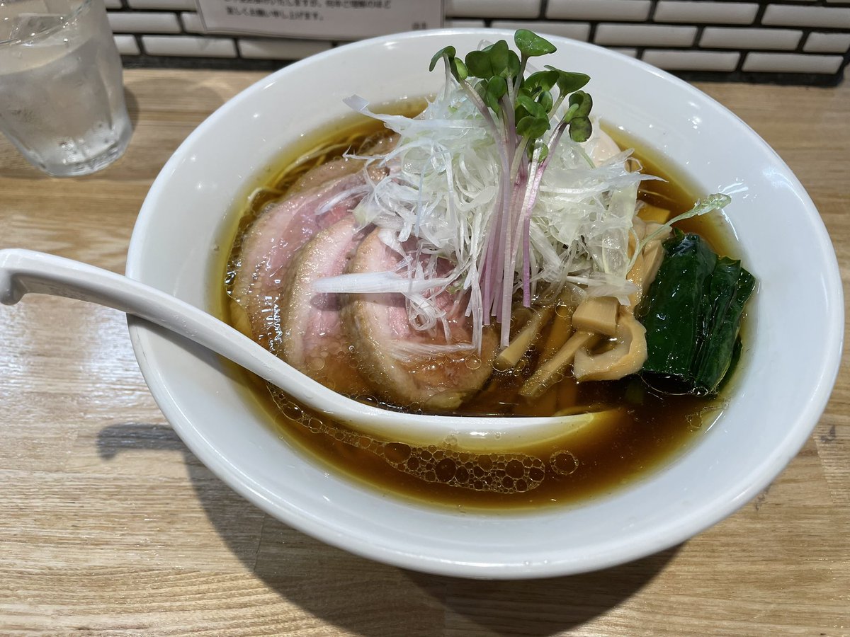 artmodic's tweet photo. 中華ソバ ビリケン　3.6

浅草の高評価店。聞けば蔵前にある人気店「らーめん改」のニ号店だとか。改は貝出汁だもんな。中華ソバ全部入りをチョイス。中華ソバは細麺プッツリ好き。スープは醤油香る王道のもの。鴨チャーシューが美味い！ちょい臭みはあるが、いい意味でアクセント。味付けも最高。 https://t.co/5hpBASOnIn