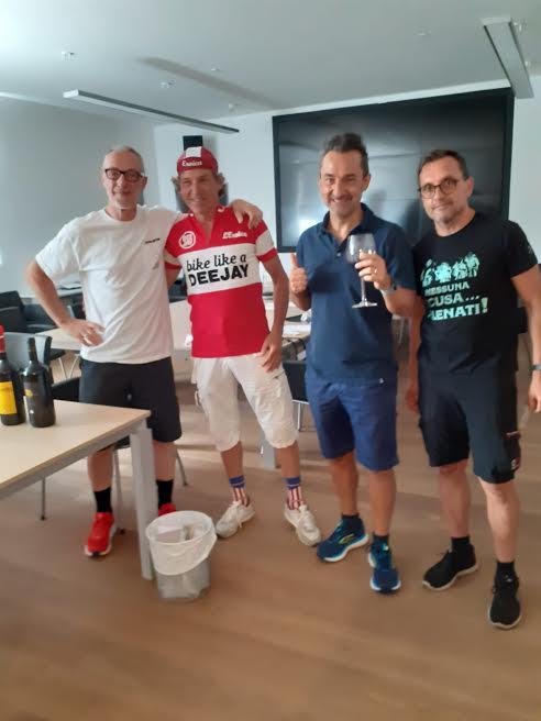 ConsBrunello's tweet photo. Ed eccoli qua! Nicola Savino e Linus per il #TourdeFans di @radiodeejay con la puntata di #DeejaychiamaItalia trasmessa dalla sede del Consorzio del Brunello. Con loro il direttore Michele Fontana, il vicepresidente Riccardo Talenti e il presidente di Eroica Italia Franco Rossi. https://t.co/HoWFhulQio
