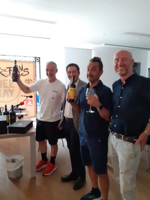 ConsBrunello's tweet photo. Ed eccoli qua! Nicola Savino e Linus per il #TourdeFans di @radiodeejay con la puntata di #DeejaychiamaItalia trasmessa dalla sede del Consorzio del Brunello. Con loro il direttore Michele Fontana, il vicepresidente Riccardo Talenti e il presidente di Eroica Italia Franco Rossi. https://t.co/HoWFhulQio