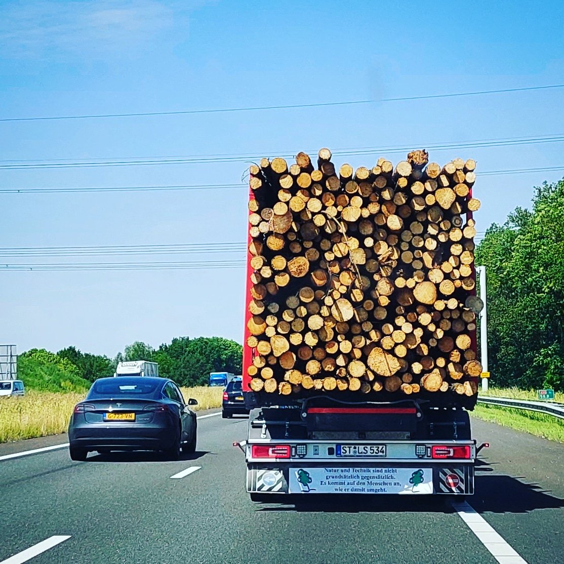 De Tesla, de electriciteitsdraden over de weg, de conventionele dieselende vrachtwagen met hout en deze tekst op de oplegger:
'Natur und Technik sind nicht grundsätzlich gegensatzlich. Es kommt auf den Menschen an wie es damit umgeht.' #bijrijder #duurzaamheid #circulareconomy