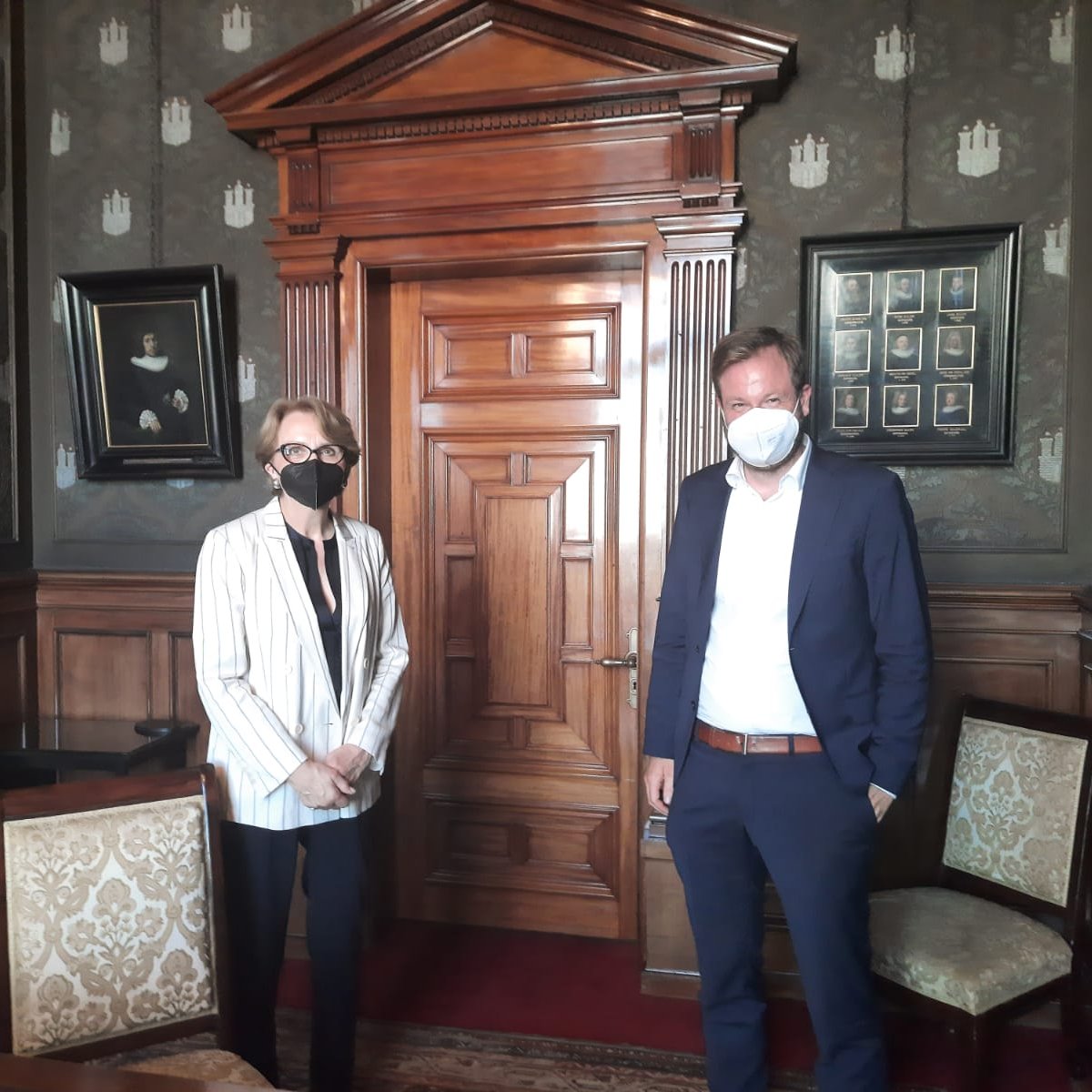 Bereichernde Begegnungen gestern &amp; heute in #Hamburg!

➡️ Zum 70-jährigen Bestehen des Institut français der Hansestadt mit Bürgermeister <a href="/TschenPe/">Peter Tschentscher</a>.
Félicitations!

➡️ Anregendes Gespräch mit dem Senator für Verkehr und Mobilitätswende <a href="/anjes_tjarks/">Anjes Tjarks</a> über den 🇪🇺 #greendeal.

1/2